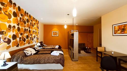 a room with a bed and a desk in a room at HGA-Topacio-Spa in La Paz