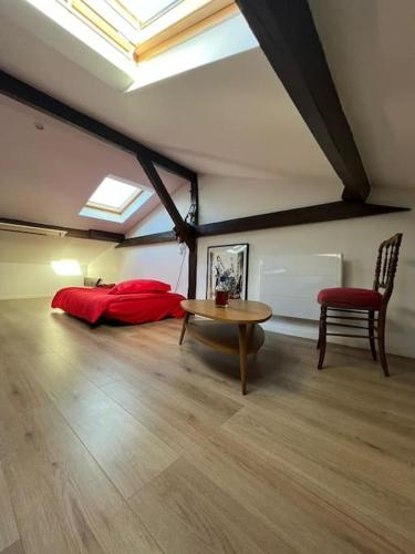 une chambre avec un lit, une table et une chaise dans l'établissement Charming & practical near Paris, à Gentilly