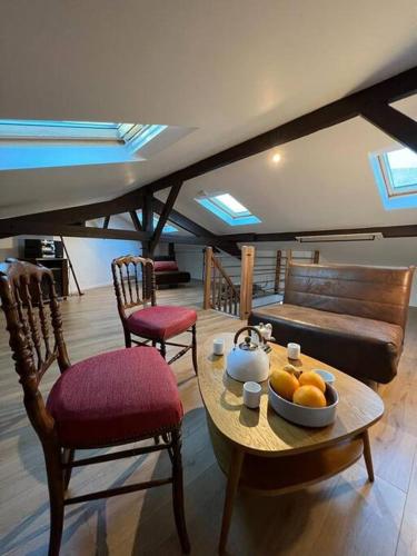 Cette chambre comprend une table avec un bol de fruits. dans l'établissement Charming & practical near Paris, à Gentilly