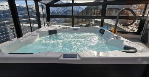 Bazén v ubytování Auris les Gentianes station Alpe Huez nebo v jeho okolí
