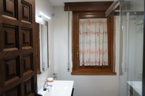 Un baño con lavabo y ventana. en Mirador de San Marcos, en Soria