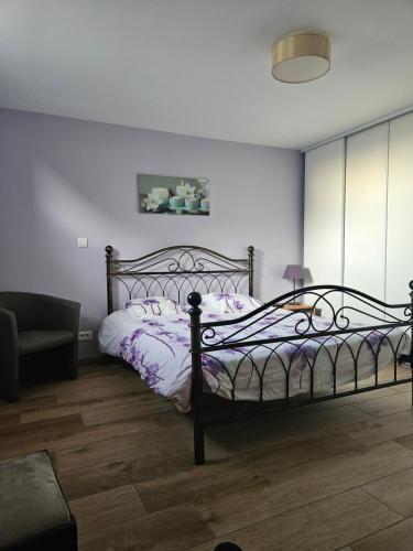 1 dormitorio con 1 cama y 1 sofá en Gite lapins, en Fromelles