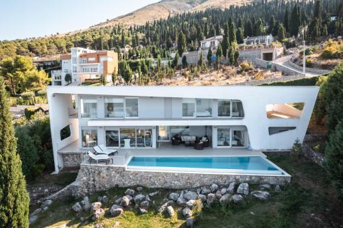 Exclusive Lake Villa by PikHost