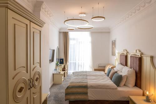 um quarto com uma cama grande num quarto em ATLAS HOUSE Luxury Suites em Plovdiv