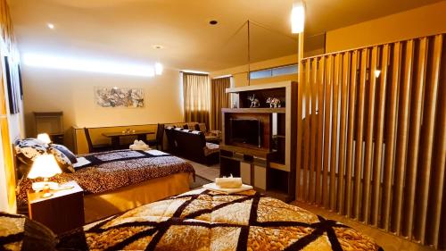 Cette chambre comprend deux lits et une télévision. dans l'établissement HGA-Turquesa-Spa, à La Paz