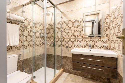 a bathroom with a shower and a sink and a toilet at Mamlouk Pyramids Hotel in Cairo