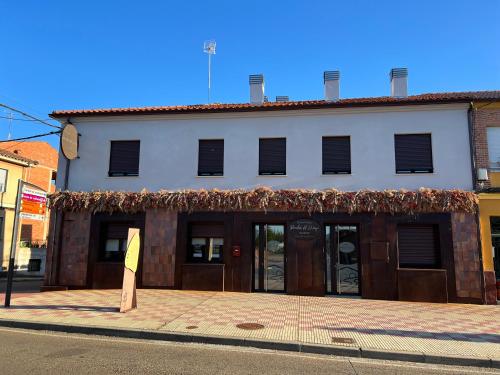 un edificio al lado de una calle en Estudio Puertas del Orbigo, en Carrizo de la Ribera