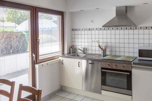 Il comprend une cuisine équipée d'un évier et d'une cuisinière. dans l'établissement Traumlage-Maasholm, à Maasholm