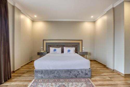 a bedroom with a large bed in a room at Mamlouk Pyramids Hotel in Cairo