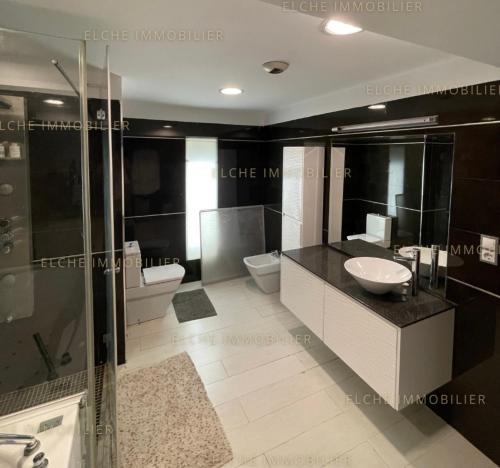 ein Badezimmer mit 2 WCs, einem Waschbecken und einer Dusche in der Unterkunft Appartement mobilart in Oran