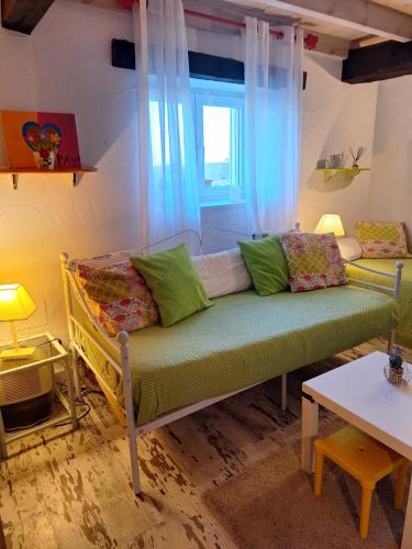 uma sala de estar com um sofá e uma janela em La buganvilla en Udías em Udias