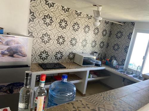 een keuken met 2 flessen water op een aanrecht bij Casa Maravatío M R in Playa Azul