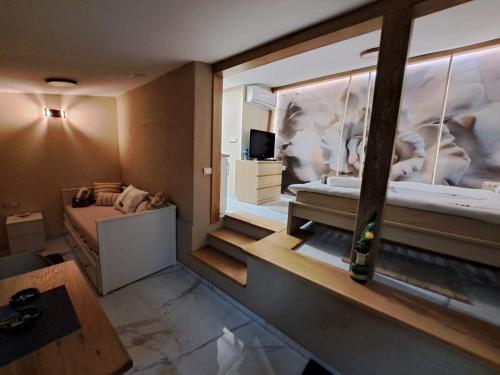 哥魯拜克的住宿－Apartman Barka，小房间设有床和窗户