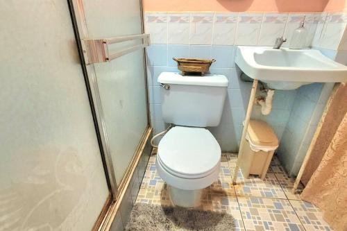 a bathroom with a toilet and a sink at Apartamento Maya y Mía in Santa Ana