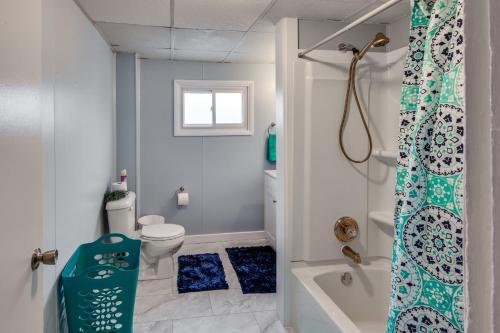 La salle de bains est pourvue d'une baignoire, de toilettes et d'une douche. dans l'établissement Family-Friendly Altoona Abode with Spacious Patio!, à Altoona