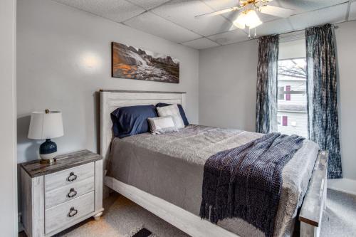 - une chambre avec un lit, une commode et une fenêtre dans l'établissement Family-Friendly Altoona Abode with Spacious Patio!, à Altoona