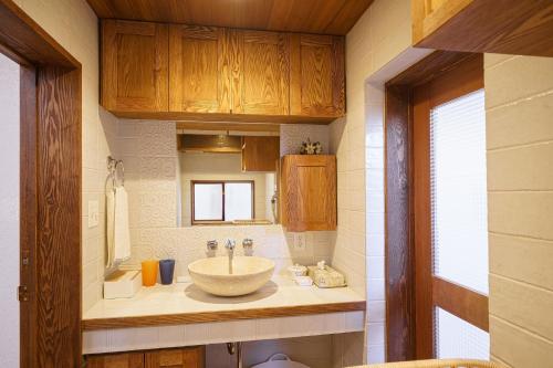 加賀市にあるOyado Tonbo - Vacation STAY 16107のバスルーム(洗面台、鏡付)