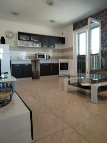 a large living room with a table and a kitchen at Gabriela in Nin