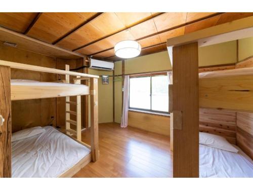2 Etagenbetten in einem Zimmer mit Fenster in der Unterkunft Showa No Toraya - Vacation STAY 61491v in Chikuma