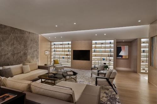 Ein Sitzbereich in der Unterkunft The St. Regis Riyadh