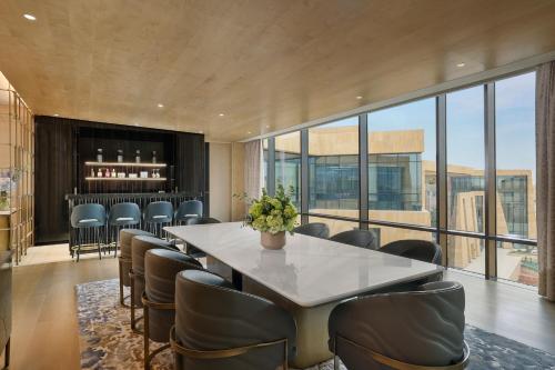 Ein Sitzbereich in der Unterkunft The St. Regis Riyadh