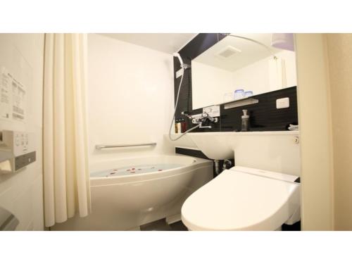 y baño con aseo, bañera y lavamanos. en Dynasty Hotel Osaka - Vacation STAY 61768v, en Osaka