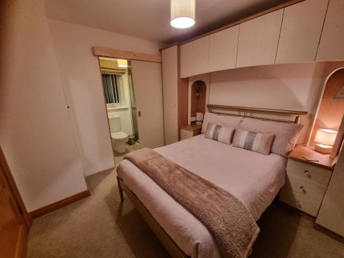 1 dormitorio con 1 cama grande en una habitación en Boutique Country House Aldergrove, en Crumlin