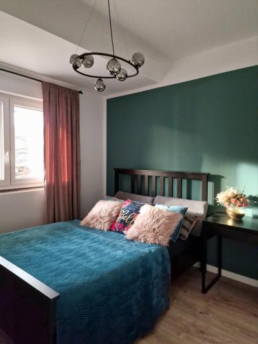 een slaapkamer met een bed met kussens erop bij Ella Green Apartments in Gratkorn