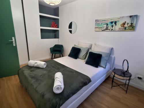une chambre avec un grand lit avec des serviettes dessus dans l'établissement Appartement T2 Proche plage des Catalans, à Marseille