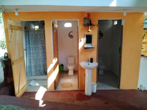 La salle de bains est pourvue de toilettes et d'un lavabo. dans l'établissement Granja Triple A, à Guatemala