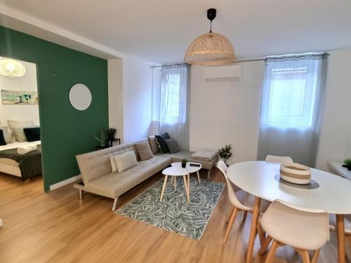een woonkamer met een bank en een tafel bij Appartement T2 Proche plage des Catalans in Marseille