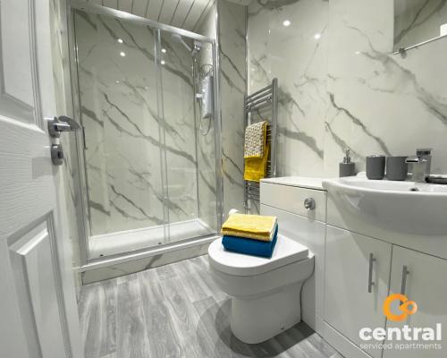 y baño con ducha, aseo y lavamanos. en 1 Bedroom Apartment by Central Serviced Apartments - Modern - Good Location - Close to Transport Links - Quiet Neighbourhood - WiFi - Fully Equipped - Monthly Stays Welcome - FREE Street Parking - Weekly & Monthly Stay - Ideal for relocation to Dundee en Dundee
