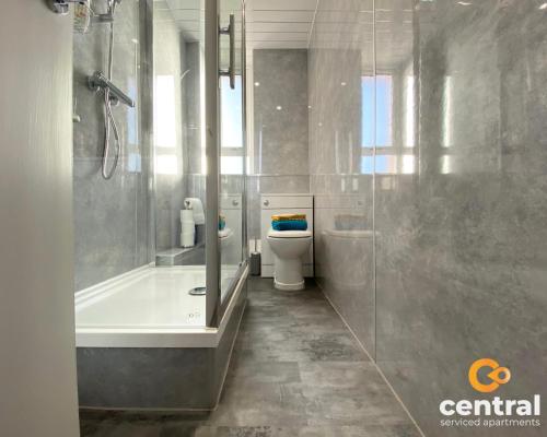 y baño con bañera, aseo y ducha. en 2 Bedroom Apartment by Central Serviced Apartments - Monthly Bookings Welcome - FREE Street Parking - WiFi - Smart TV - Ground Level - Family Neighbourhood - Sleeps 4 - 1 Double Bed - 2 Single Beds - Heating 24-7 - Trade Stays - Weekly & Monthly Offers en Dundee