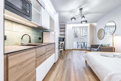 cocina y sala de estar con 1 cama en una habitación en Modern Studio close to the Metro, en Varsovia
