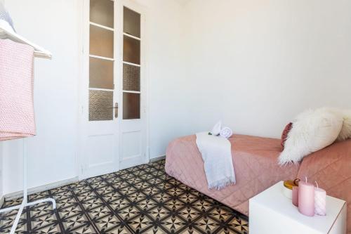 a bedroom with a bed and a tiled floor at EDIFICI ROSA - Exclusivo apartamento en primera línea in Port de la Selva