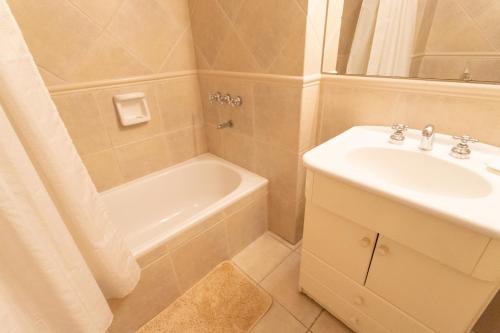 y baño con lavabo, bañera, aseo y lavamanos. en Apartment in Recoleta en Buenos Aires