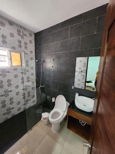 ein Bad mit einem WC und einem Waschbecken in der Unterkunft Seguridad con buen ambiente in Concepción de La Vega