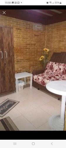 Habitación con cama y mesa. en Vila Torres, en Cachoeiras de Macacu