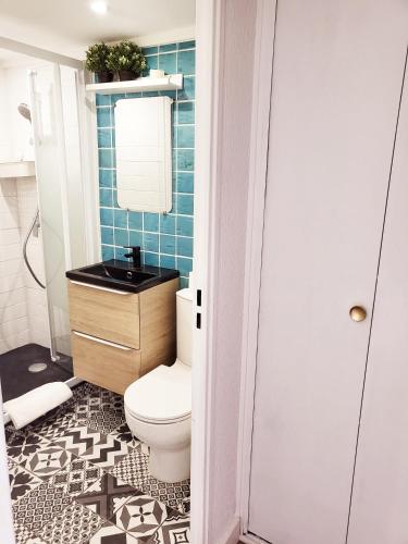 une salle de bain avec toilettes et lavabo dans l'établissement La Suite Costabella à Hyères-les-Palmiers, à Hyères