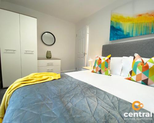 um quarto com uma cama grande e uma pintura grande na parede em 1 Bedroom Apartment by Central Serviced Apartments - Modern - FREE Street Parking - Close to University of Dundee - Weekly-Monthly Stay Offers - Wi-Fi - Cosy Little Apartment em Dundee