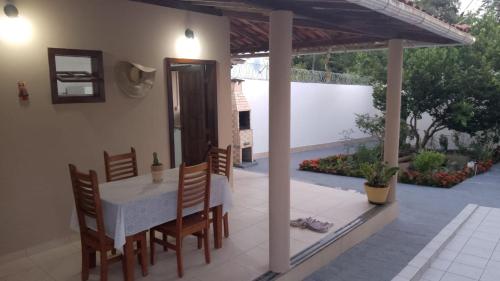 Casa da Ana في كامساري: طاولة طعام وكراسي على فناء مع طاولة ومرض