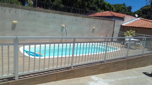 una piscina con una valla alrededor en Casa da Ana, en Camaçari