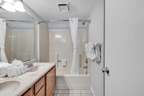 La salle de bains est pourvue d'une baignoire, d'un lavabo et d'une douche. dans l'établissement Oceanfront Private Balcony Condo at Meridian Plaza, à Myrtle Beach