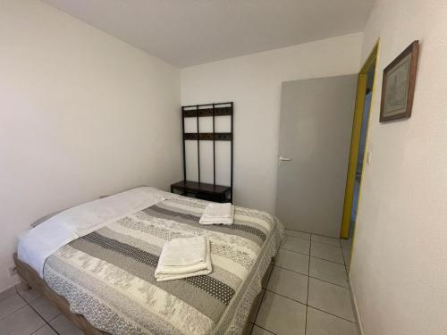 une chambre avec un lit avec deux serviettes dessus dans l'établissement Bel appartement sur les hauts de Collioure, à Collioure