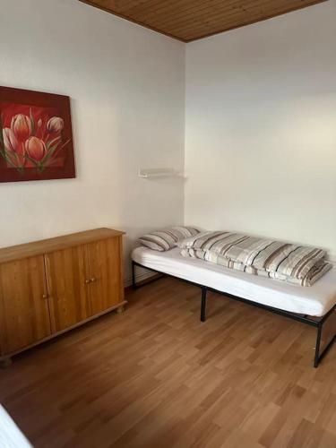 a bed in a room with a painting on the wall at Ferien Wohnung Elmaci in Itzehoe