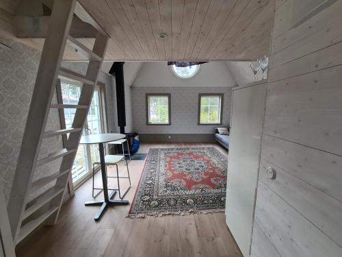 Zimmer mit Blick auf eine Treppe und einen Teppich in der Unterkunft Charmigt hus och mysigt boende! in Hudiksvall