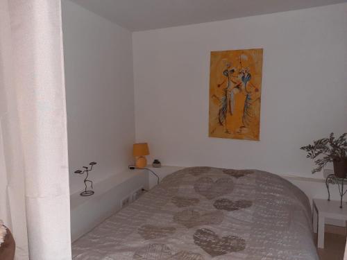 sypialnia z łóżkiem i obrazem na ścianie w obiekcie Location venelles w mieście Venelles