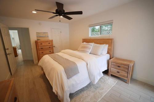 a bedroom with a bed and a ceiling fan at Downtown Manhattan Beach Walk Street in Manhattan Beach