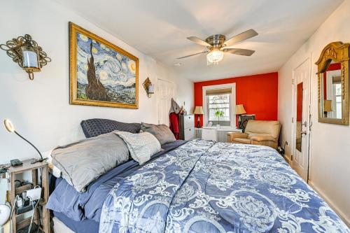 1 dormitorio con 1 cama y ventilador de techo en Welcoming Glen Cove Home about 1 Mi to Public Beach! en Glen Cove