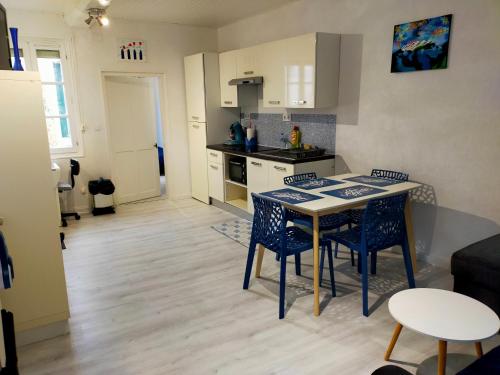 ヴィトレにあるT2 entre rivière et château centre Vitréのテーブルと椅子のあるキッチンとダイニングルーム